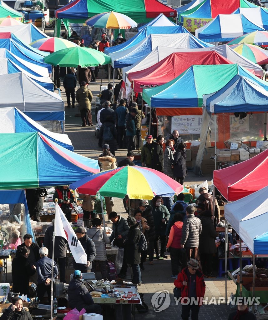 Market bustles ahead of holiday Market bustles ahead of holiday