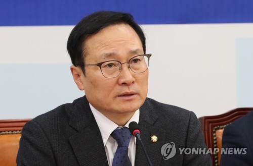 발언하는 홍영표 원내대표