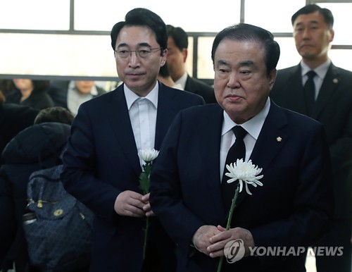 김복동 할머니 빈소 조문하는 문희상 국회의장