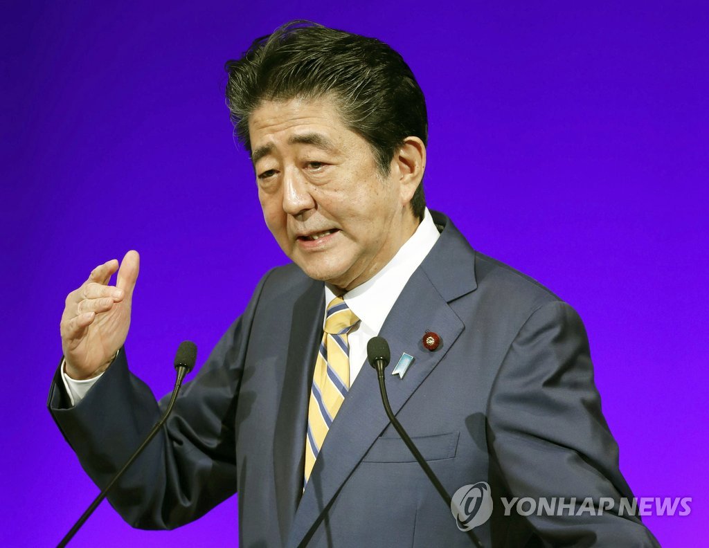 (도쿄 교도/AP=연합뉴스) 아베 신조 일본 총리가 10일(현지시간) 일본 도쿄에서 열린 자민당 당대회(전당대회)에서 총재연설을 하고 있다. 