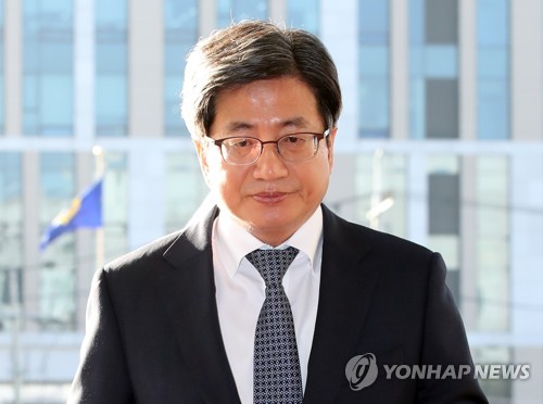 출근하는 김명수 대법원장
