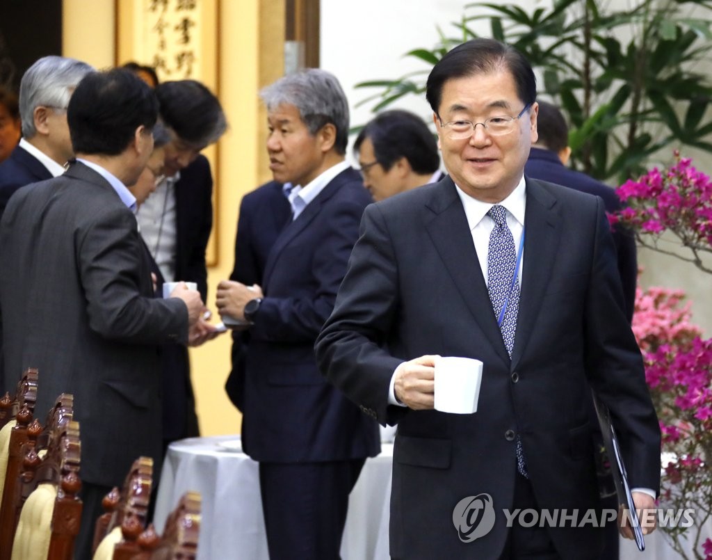 수보회의 입장하는 정의용 국가안보실장