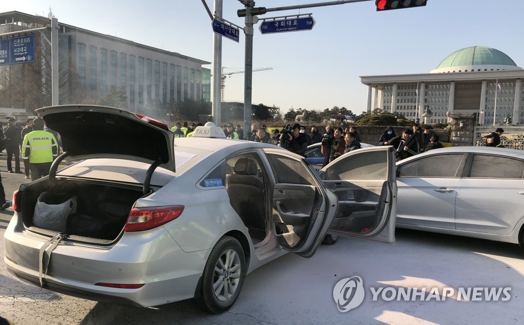 국회 앞에서 분신 추정 차량 화재