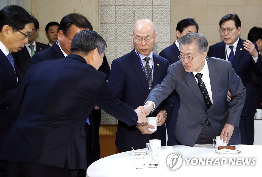 정경두 국방부 장관과 인사하는 문 대통령
