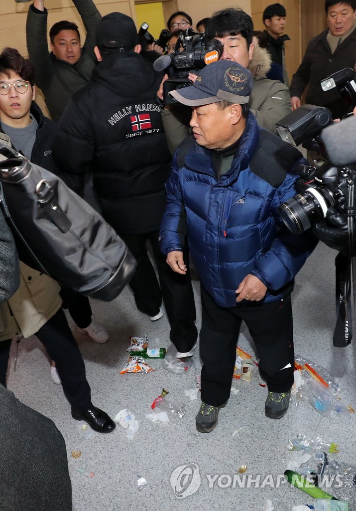 김진태 의원에게 항의하는 5·18단체