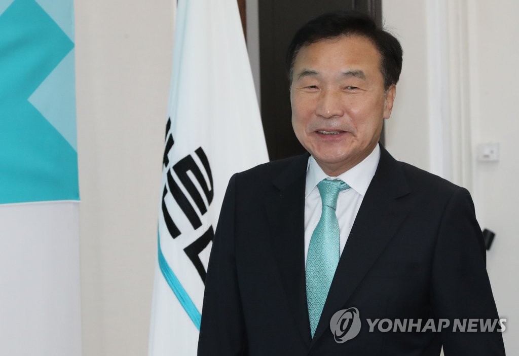 창당 1주년 기념 기자회견장 들어서는 손학규