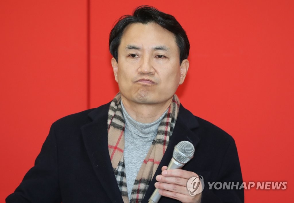 어두운 표정의 김진태