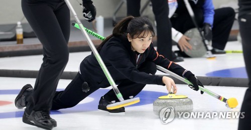 투구하고 김민지