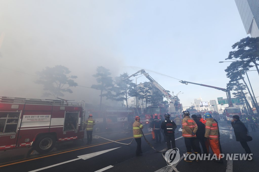 화재 연기에 뒤덮인 을지로