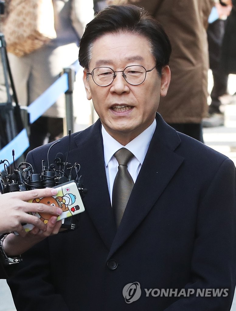 질문에 답하는 이재명 경기지사