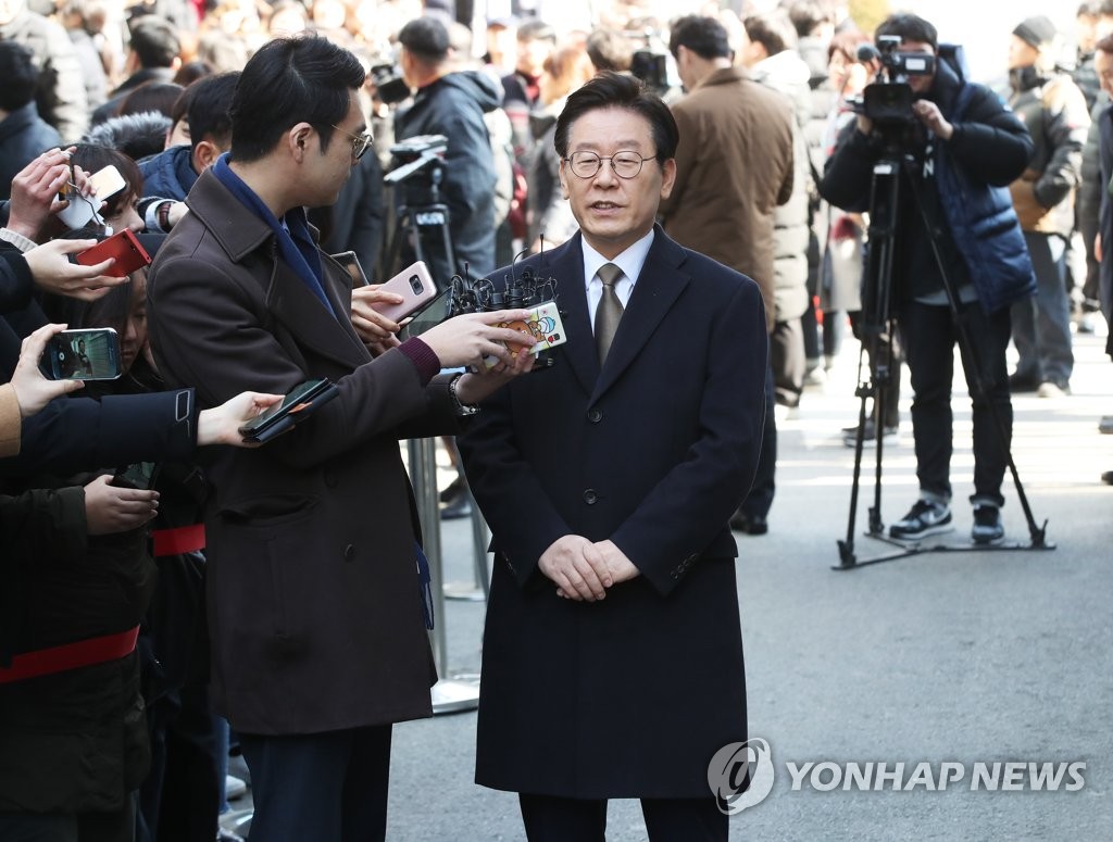 취재진 질문에 답하는 이재명 경기지사
