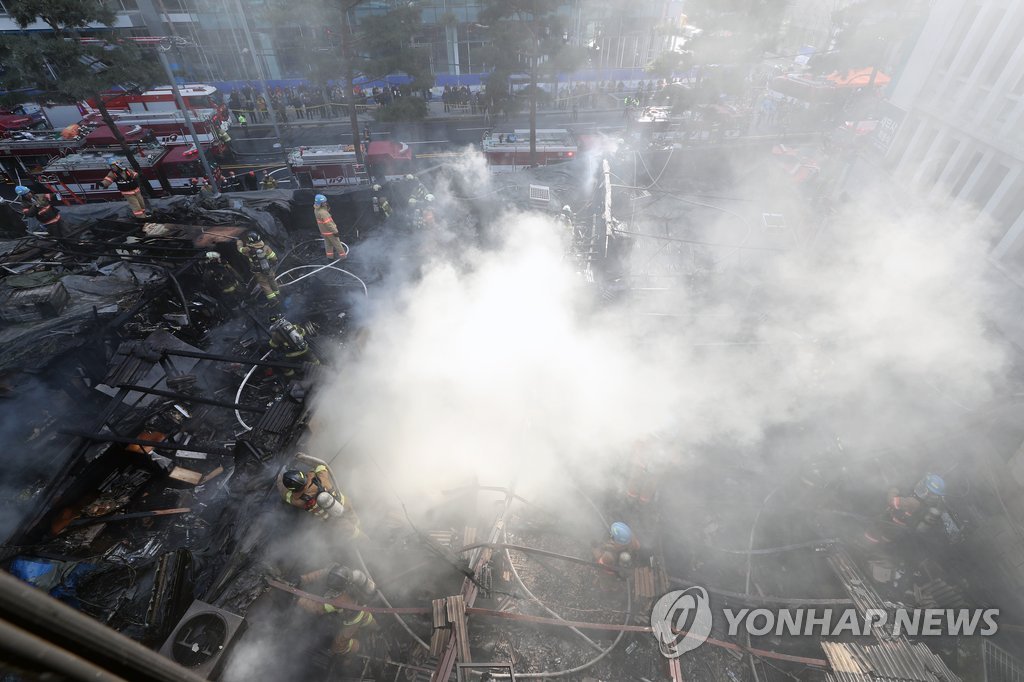을지로 화재, 잔불에서 피어나는 연기