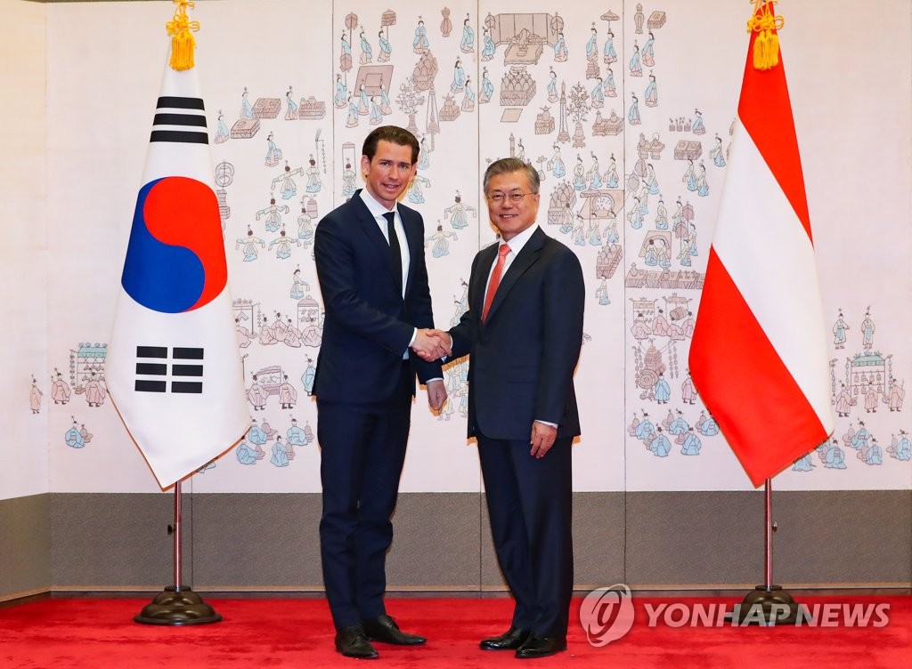 쿠르츠 오스트리아 총리와 악수하는 문 대통령