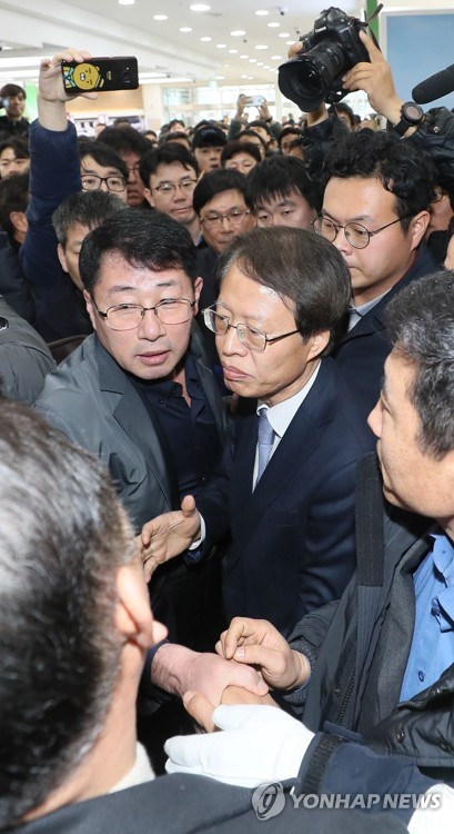 반대 주민들에 가로막힌 권용복 항공정책실장