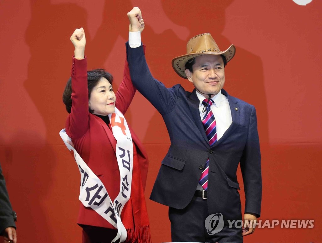 당원들에게 인사하는 김진태, 김순례 의원