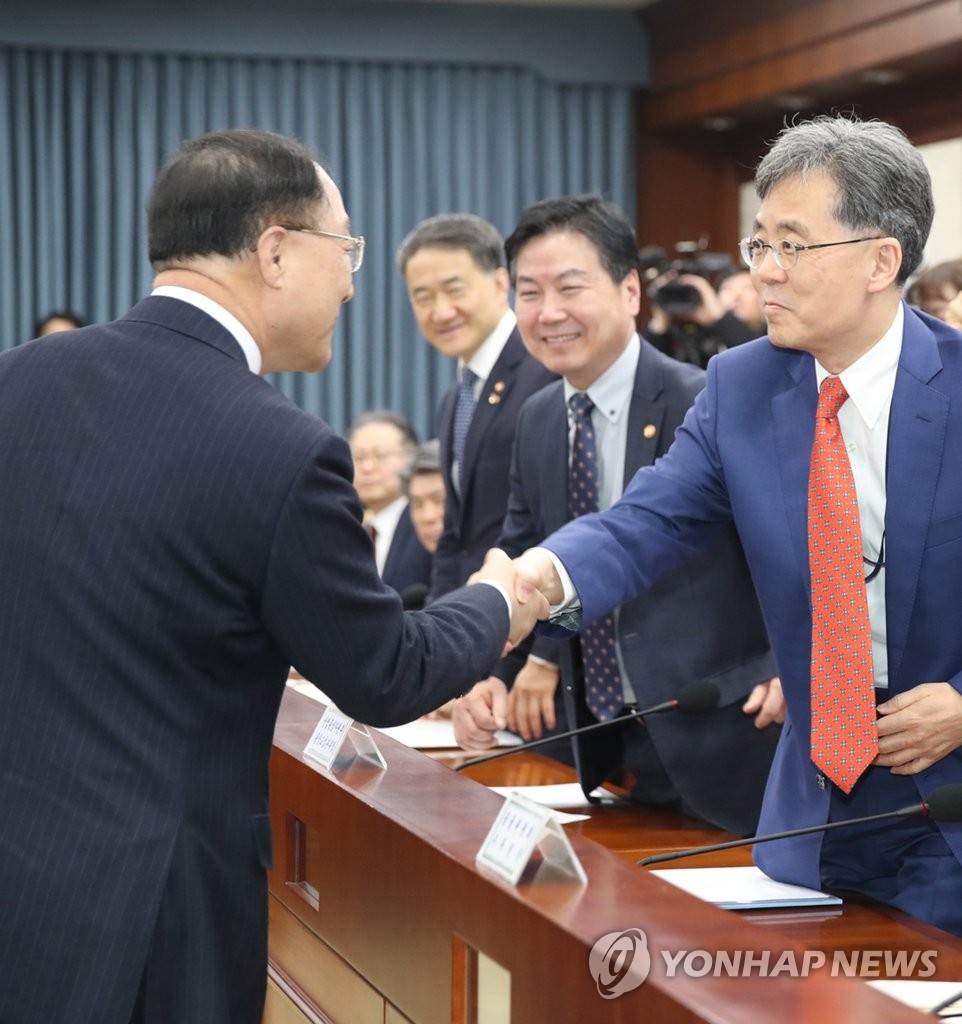 인사하는 홍남기 경제부총리