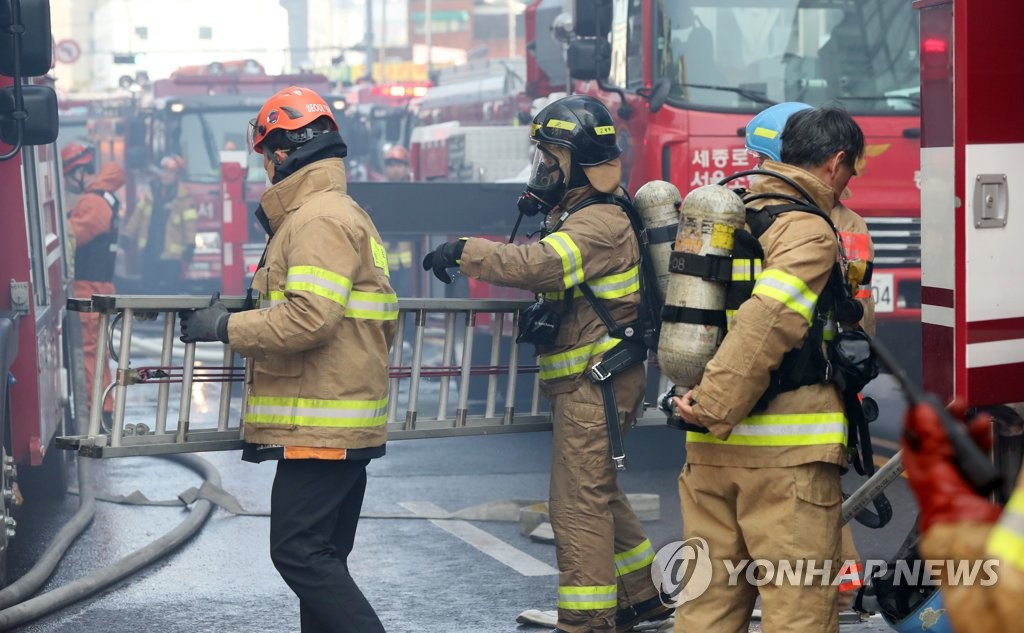 화재 진압 준비하는 소방대원