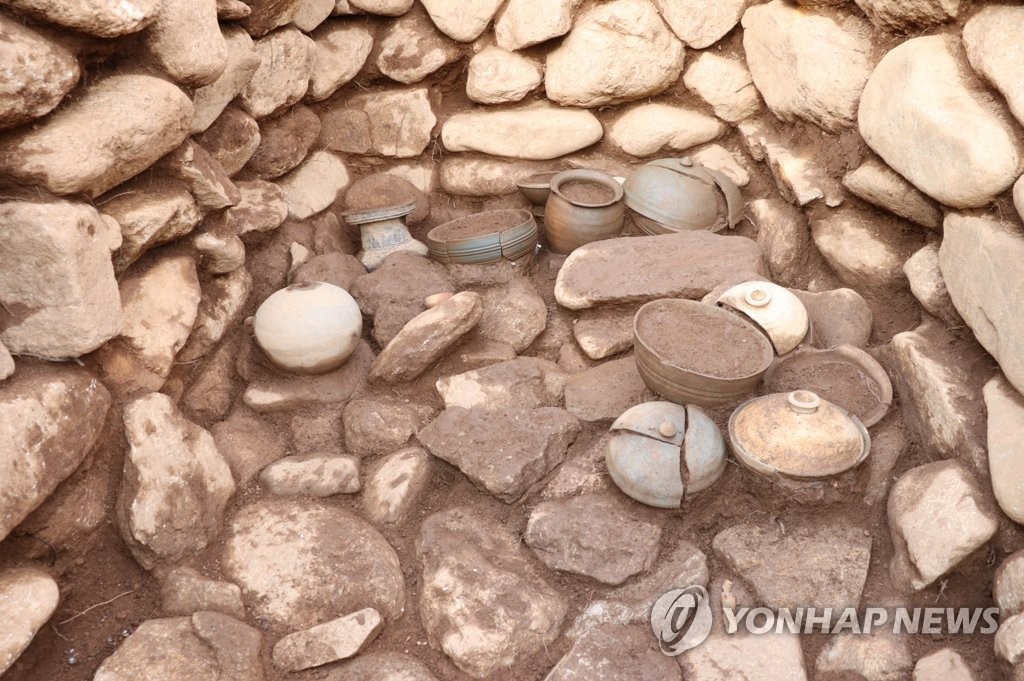 하동군 횡천면 남산리 고분군 석실묘 내 출토 유물