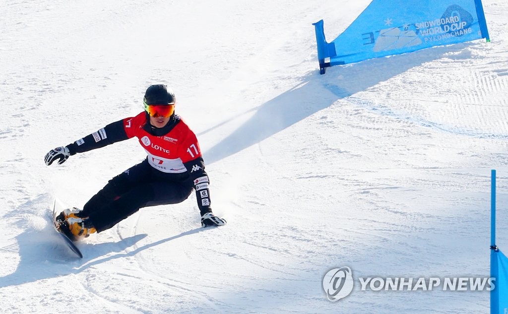 South Korean alpine snowboarder Lee Sang-ho competes in the men's parallel giant slalom (PGS) event at the FIS World Cup in PyeongChang, Gangwon Province, on Feb. 17, 2019. (Yonhap)