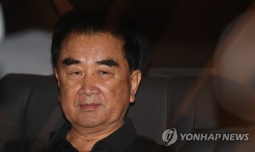 (하노이=연합뉴스) 김도훈 기자 = 2차 북미정상회담을 열흘 앞둔 17일(현지시간) 김창선 북한 국무위원회 부장이 베트남 하노이의 멜리아 호텔 방문을 마친 뒤 차량에 탑승해 있다. superdoo82@yna.co.kr