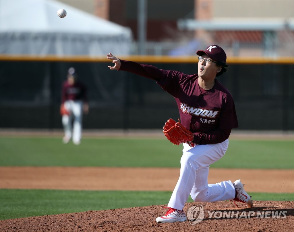 Hur Min, chairman of the board of directors for the Kiwoom Heroes baseball club, throws a pitch in a spring training intrasquad game at Peoria Sports Complex in Peoria, Arizona, on Feb. 17, 2019. (Yonhap)