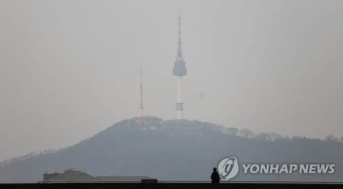 '맑은 하늘은 언제 볼 수 있을까?'