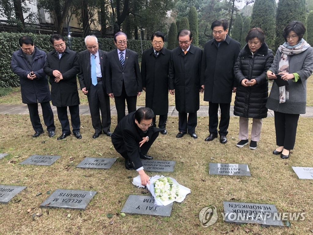 평화당 지도부 상하이 김태연 지사 묘역에 헌화