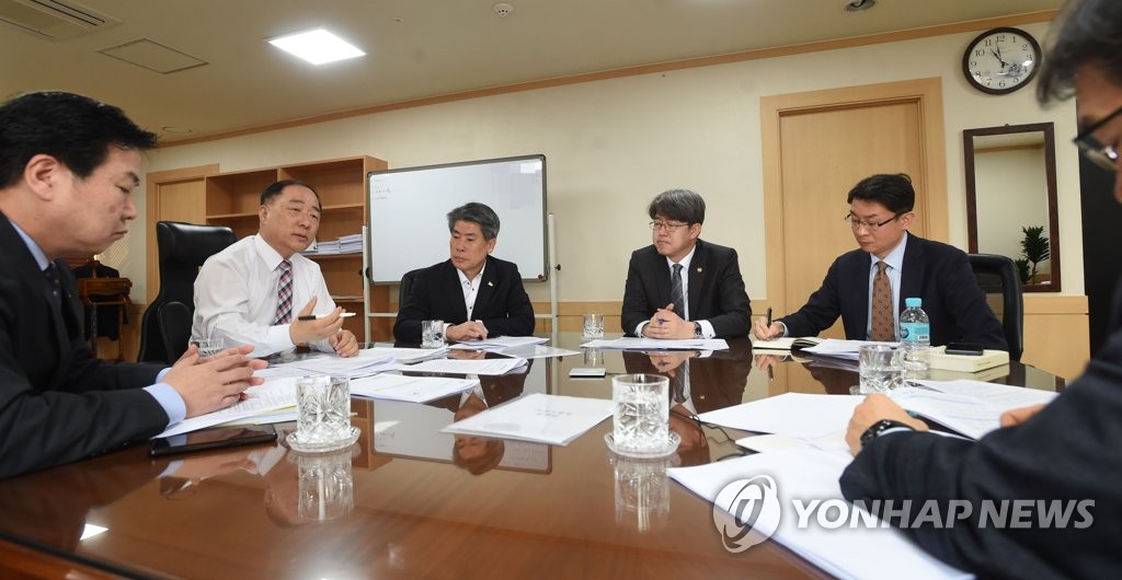 홍남기 부총리, 소득분배 관련 긴급 관계장관회의