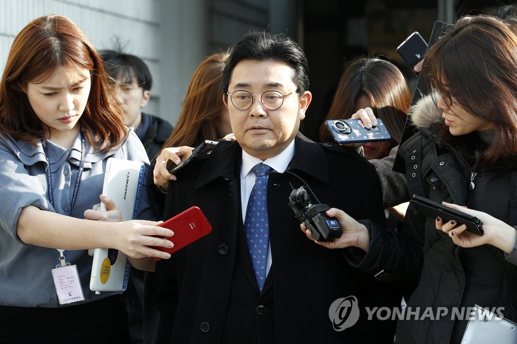 질문에 답하는 전병헌 전 정무수석비서관