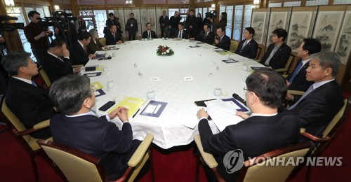 인사말 하는 이해찬 대표