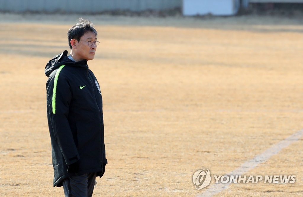 훈련 지켜보는 윤덕여 감독