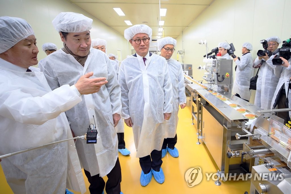 Prime Minister Lee Nak-yon looks around a food processing factory in Buyeo, South Chungcheong Province, on Feb. 22, 2019. (Yonhap)