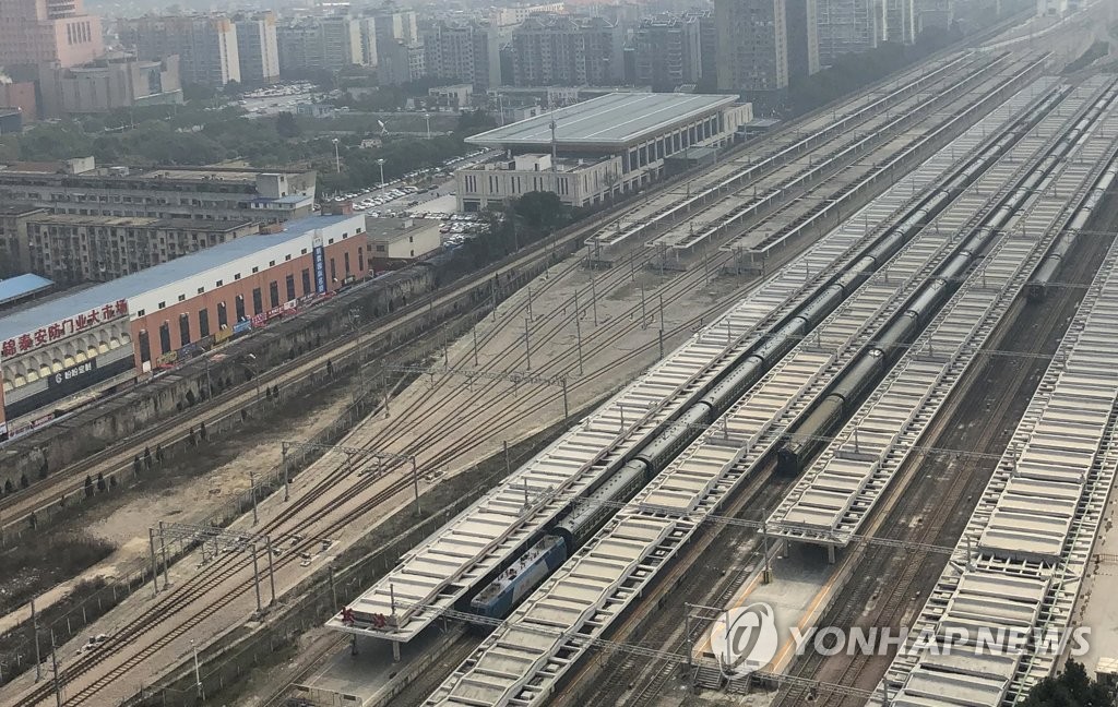 Kim Jong-un's special train stops at China's Changsha station on Feb. 25, 2019, on its way to Vietnam, where the North Korean leader is scheduled to hold his second summit with U.S. President Donald Trump. (Yonhap)