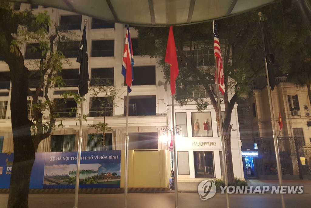 성조기와 인공기 게양된 하노이 메트로폴 호텔