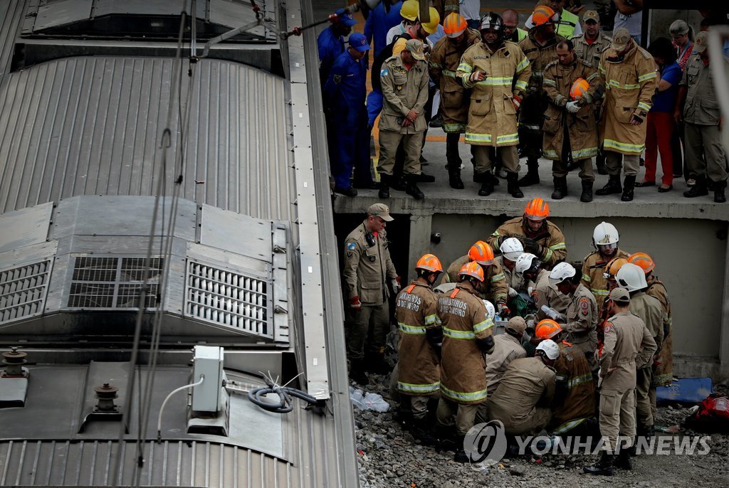 브라질 열차 충돌사고 구조 현장…"1명 사망, 8명 부상"