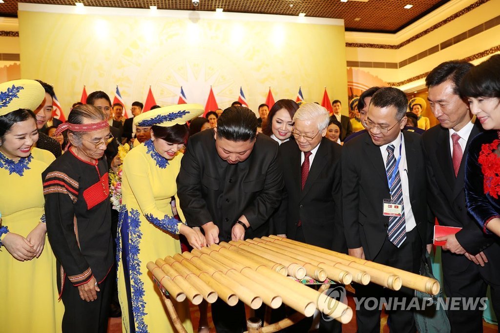 今月１日に開かれた歓迎夕食会でベトナムの楽器を演奏する金委員長（左から４人目）＝（ロイター＝聯合ニュース）