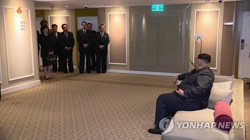 가지런히 손 모으고 김정은 위원장 말 경청하는 북한 간부들