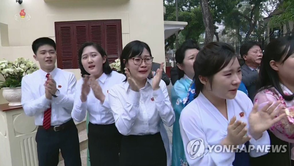 대사관 방문한 김정은 보며 눈물 흘리는 북한 학생들