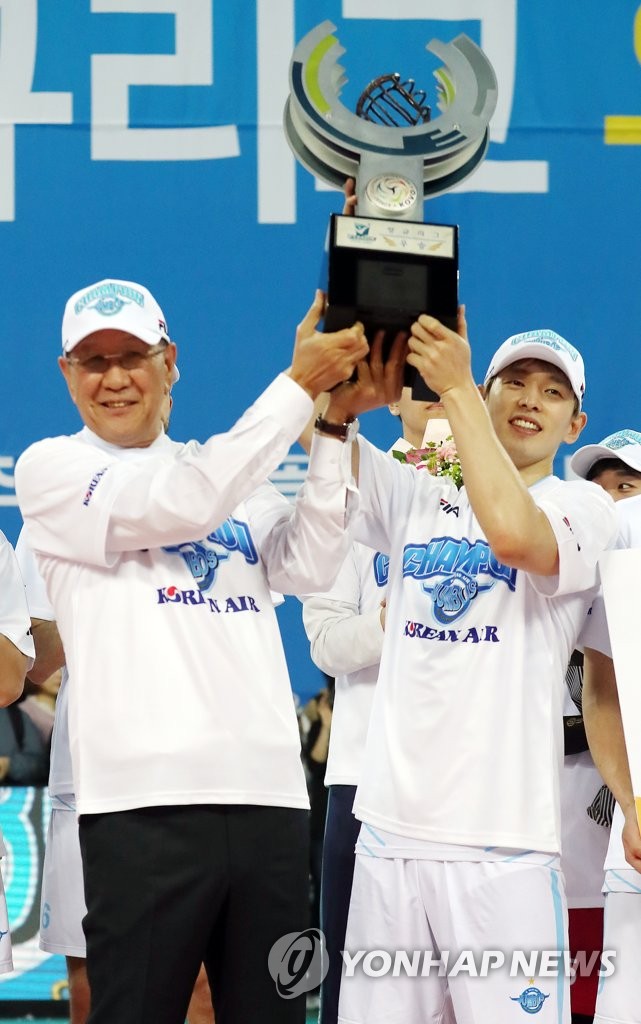 정규리그 우승 트로피 들고 기념촬영한 박기원 대한항공 감독