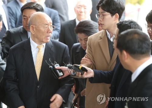 전두환, 취재진 질문에 "왜 이래?"