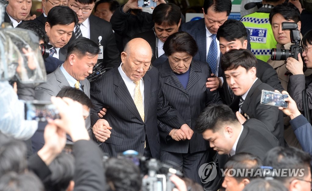 법원 나서는 전두환 내외