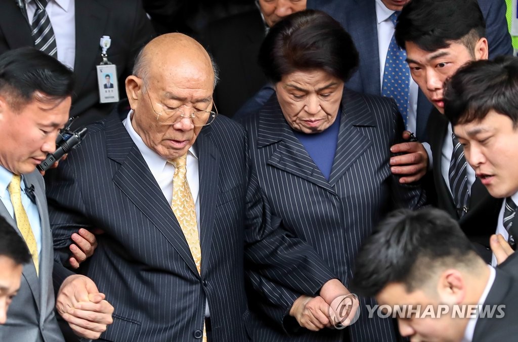 광주 법정 나서는 전두환 내외