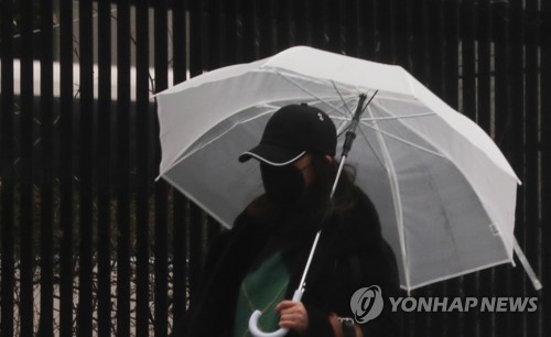마스크 쓰고 우산 쓰고