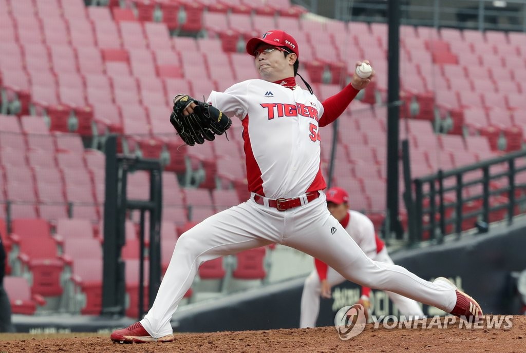 In this file photo from March 12, 2019, Yang Hyeon-jong of the Kia Tigers throws a pitch against the SK Wyverns in a Korea Baseball Organization preseason game at Gwangju-Kia Champions Field in Gwangju, 330 kilometers south of Seoul. (Yonhap)