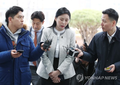 참고인 조사 받는 '장자연 사건' 목격자 배우 윤지오