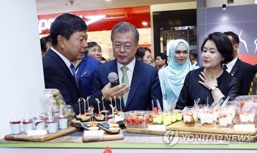 한국산 딸기로 만든 디저트 살펴보는 문 대통령