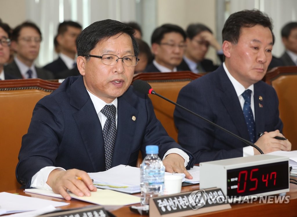 답변하는 조해주 중앙선관위 상임위원