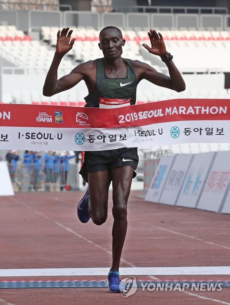 1위로 결승선 통과하는 토마스 로노