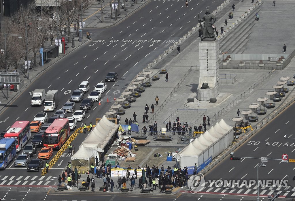 철거작업 중인 세월호 천막