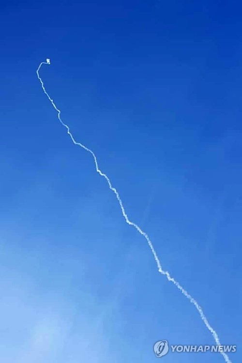 사진은 천궁으로 보이는 물체가 하늘로 솟아오르는 모습 / 독자 제공-연합뉴스